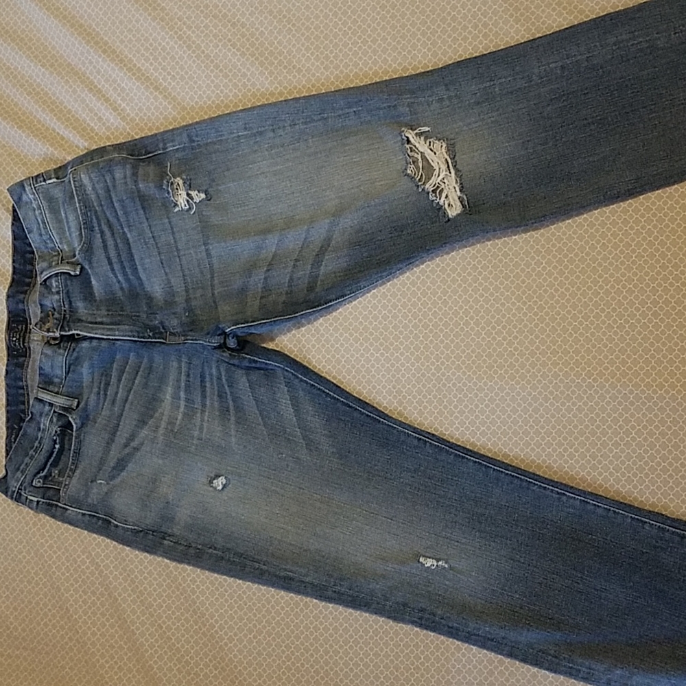 Lucky Brand 410 Athletic Fit men's 34 x 32 mildly distressed blue jeans.
